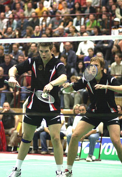 Roman Spitko und Peter Käsbauer beim Badminton-Länderspiel Deutschland - England in Erlangen, Foto: Frank Kossiski