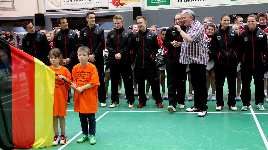 Die deutsche Badminton-Nationalmannschaft, 
          v. l. n. r.: Trainer Diemo Ruhnow und Oliver Pongratz, Mark Lamsfuß, 
          Fabian Holzer, Kai Schäfer, Linda Efler mit Heinz Bußmann, Fabienne Deprez, Isabel Herttrich, © Badmintonfotos von Frank Kossiski