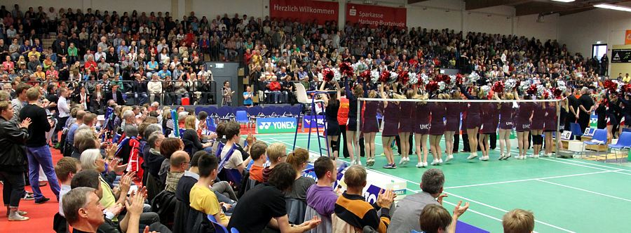 Die 
          Nordheidehalle in Buchholz ist mit 1.100 Zuschauern bis auf den letzten 
          Platz gefüllt, © Badmintonfotos von Frank Kossiski